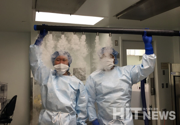 NIH 약국 내 제조실에서 공기의 흐름을 관찰하고 초미세 필터를 지난 깨끗한 공기가 제조실 내 전체를 골고루 커버하는지를 실험하고 기록하는 장면. 시설물의 qualification에 필요한 기록이다.