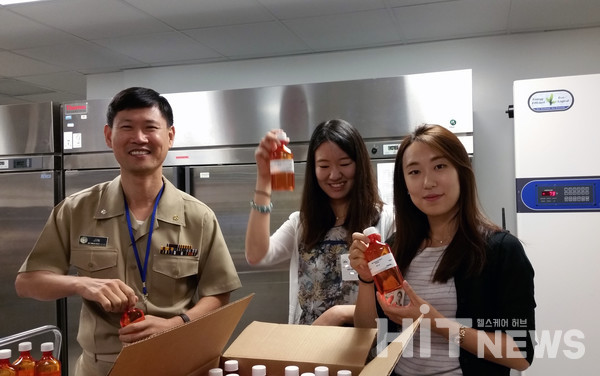 NIH 제제실에서 연수 중인 서울약대 학생들과 함께. 매년 2명씩 몇 년간 학생연수가 진행됐다.