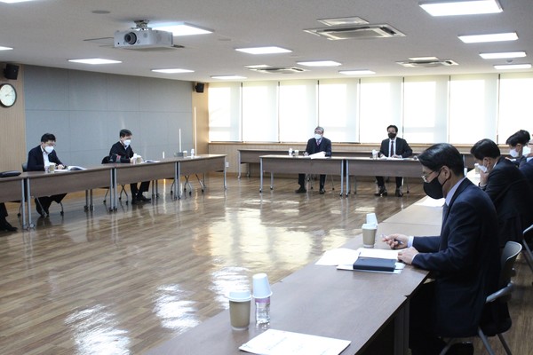 한국제약바이오협회 이사장단은 19일 오후 서울 서초구 제약회관에서 2021년 제1차 이사장단회의를 개최, 원희목 현 회장에 대한 임기 연장을 만장일치로 의결했다. 사진은 이사장단 회의 전경.