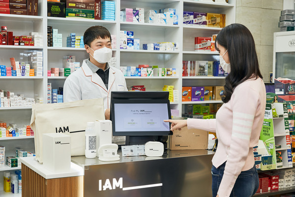 모노랩스 바카라 토토기능식품 정기구독 서비스 ‘IAM____'을 설명 중인 정석문 독수리약국장