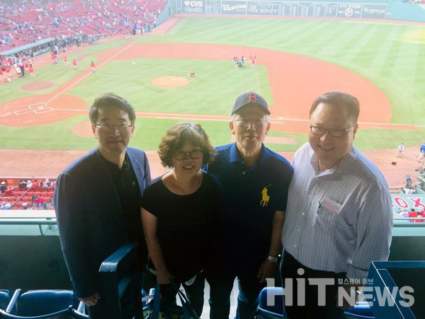Redsox 야구장에서 아내와 함께.  KABIC 창단 멤버인 Nelsonmullins 로펌 파트너 김공식 변호사(왼쪽), KSV VC파트너 Spencer Nam(오른쪽)과 함께 했다.