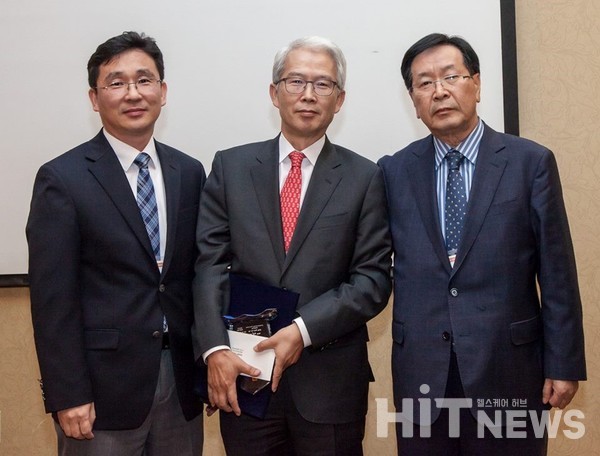 KASBP 대웅상을 2015년 수상했다. 당시 KASBP 회장이었던 정재욱 박사(왼쪽)와 대웅제약 부회장 이종욱 박사(오른쪽).