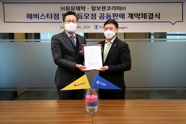 (왼쪽부터) 이준수 알보젠코리아 대표와 유원상 유유제약 대표가 골다공증 치료제 코프로모션 계약 체결 후 기념촬영을 하고 있다. (사진제공=유유제약)