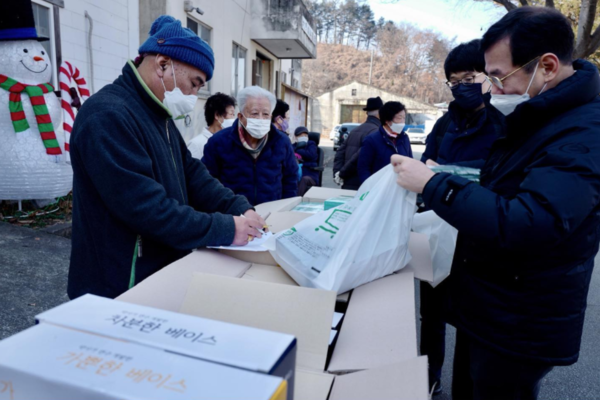 만종 포트인과 만종 마을 어르신들이 휴베이스가 보낸 선물을 확인하고 있다. (사진제공=휴베이스)