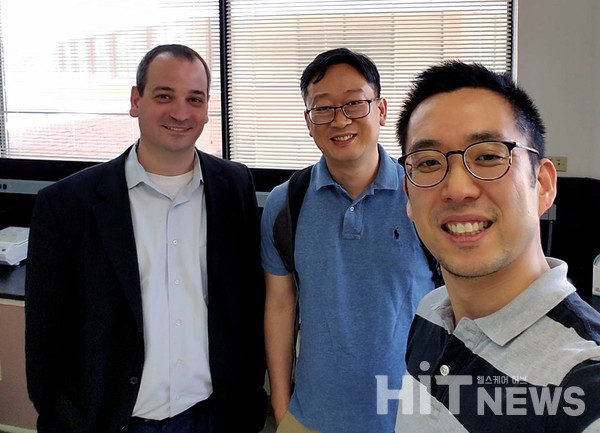 테라이뮨 창업 원년 멤버. 왼쪽부터 Nick Hammond 박사, 김용찬 CEO, 박지훈 COO. 창업 초기 27평방미터 임대 실험실에서 촬영했다.
