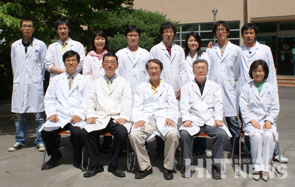 2008년 충남대학교 의과대학 생화학교실원. 앞줄 왼쪽 첫 번째가 석사지도 박종일 교수, 두번째가 박사지도 권기량 교수. 뒷줄 오른쪽에서 두번째가 박지훈 박사.