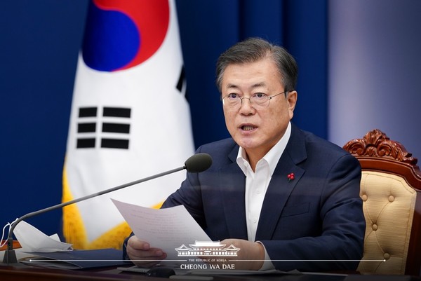 문 대통령은 "위험은 최소화하면서 효과는 최대화할 수 있도록 접종 순서도 과학적 근거에 기반하여 합리적이고 공정하게 준비해 주기 바란다"고 했다.