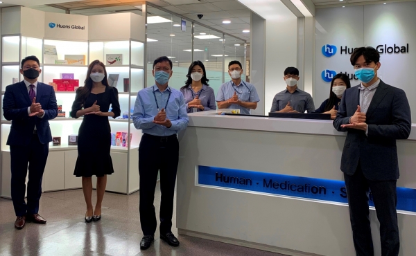 작년 6월 덕분에 챌린지에 동참하는 윤성태 부회장(왼쪽에서 세번째)와 직원들.