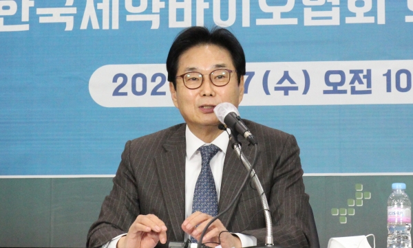원희목 한국제약바이오협회장은 27일 오전 온라인으로 열린 신년 기자간담회에서 ▲보건안보 강화 ▲블록버스터 창출 ▲글로벌 진출 가속화 ▲산업 환경 혁신 등 4대 과제를 실천하겠다고 밝혔다. (사진제공=한국제약바이오협회)