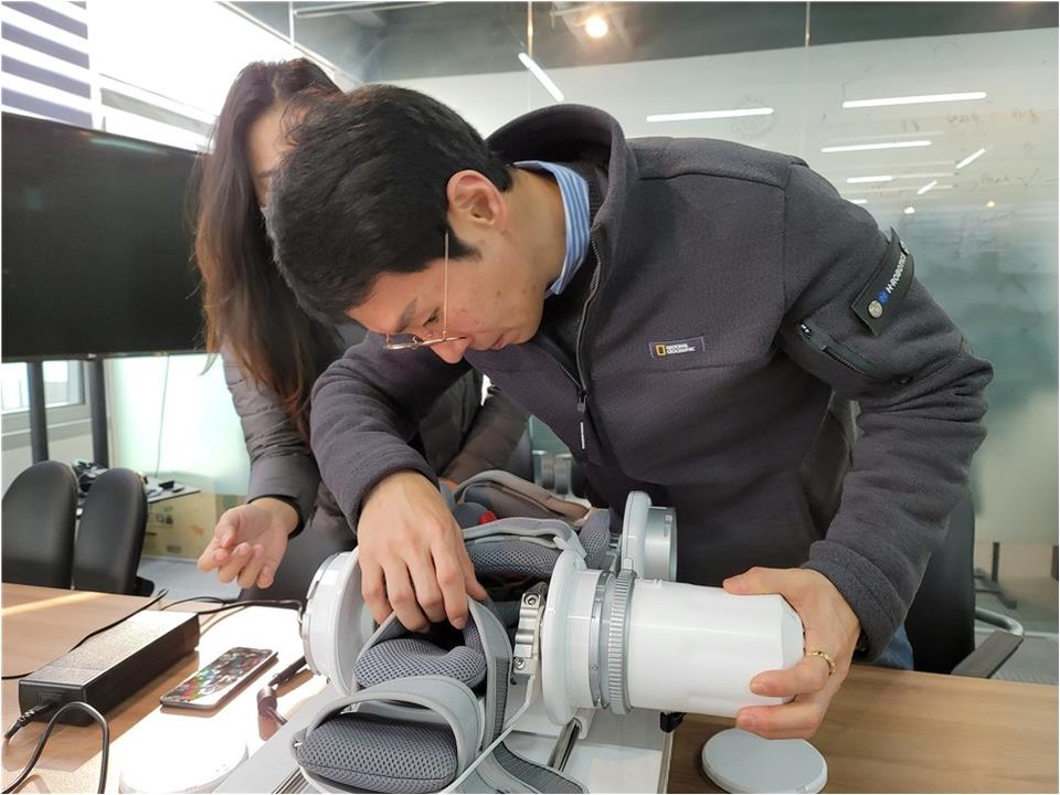 재활바카라 녹이기부위 변경을 위해서는 구동모터를 원하는 접합부로 이동해야 한다. 구익모 대표가 구동모터 이동을 직접 시연하고 있다.