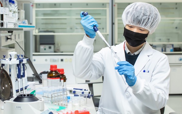 SK바이오사이언스 연구원이 백신 개발을 위한 R&D를 진행하고 있다 (사진제공=SK바이오사이언스)