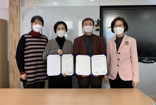 (왼쪽에서 세번째부터) 여재천 신약조합 전무, 이선희 이화여대 제약메이저 바카라융합교육센터 교육개발원장
