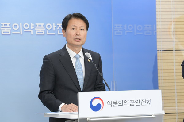 식품의약품안전처는 10일(오늘) 내‧외부 전문가로 구성된 최종점검위원회를 열어 향후 미국에서 3상 임상시험 결과 등 추가 자료를 제출하는 조건으로 '한국아스트라제네카코비드-19백신' 허가를 결정했다.