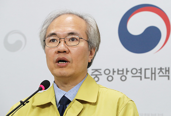 권준욱 중앙방역대책본부 제2부본부장은 11일 정례브리핑을 통해 "남아공 변이주 확진환자에게는 해당 항체치료제 사용 제한을 권고할 계획"이라고 했다. (사진제공=중앙방역대책본부)