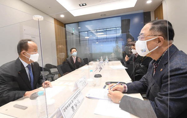 (왼쪽부터) 강창율 셀리드 대표와 홍남기 경제부총리 겸 기획재정부 장관이 환담하고 있다.
