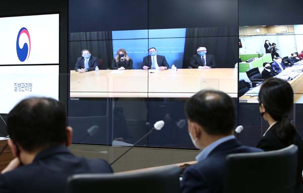 화상 연결된 노바백스 본사(좌측 부터 Brian Rosen(Senior Vice President), Silvia Taylor(Senior Vice President), James Young(Chairman), Sven Andreasson(Senior Vice President)) 사진제공=질병청