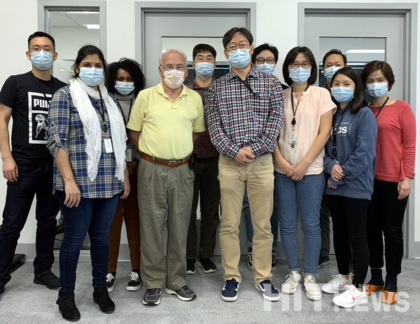 2020년 가을 테라이뮨 본사에 방문한 Dr. Ethan Shevach (노란색 상의. NIH 근무 당시 김용찬 대표의 멘토)와 함께.