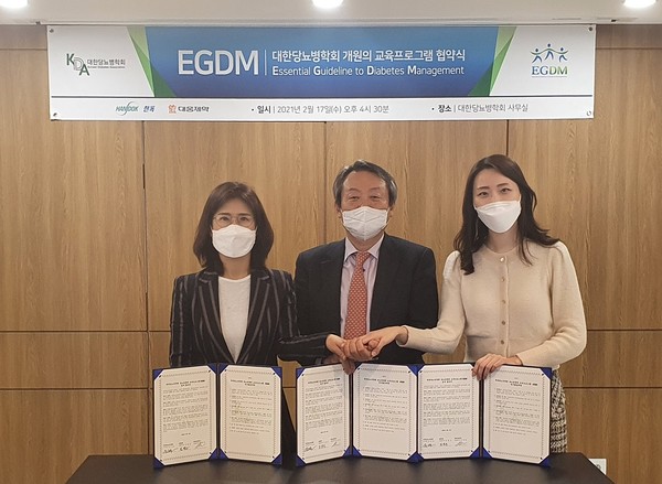 (왼쪽부터) 한독 GM 프랜차이즈 안지영 상무, 대한당뇨병학회 윤건호 이사장, 대웅제약 마케팅 본부 박은경 본부장 (사진제공=한독)
