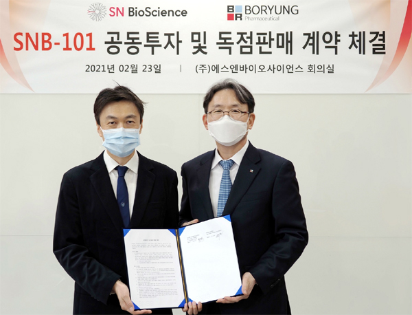 박영환 에스엔바이오사이언스 대표와 안재현 보령제약 대표가 지난 23일 체결식을 마친 뒤 기념촬영을 하고 있다.