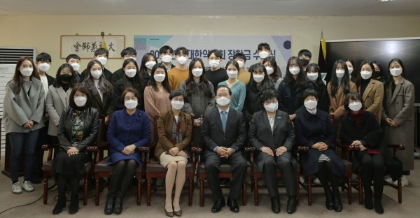 대한약사회(회장 김대업)는 지난달 25일 장학위원회 제1차 운영위원회를 열고 대한약사회장학회 운영 사항을 논의하고, 2021년도 대한약사회 장학금 전달식을 가졌다. 총 36명의 약대생들이 제75·제76회 대한약사회 장학금을 받았다. (사진제공=대한약사회)