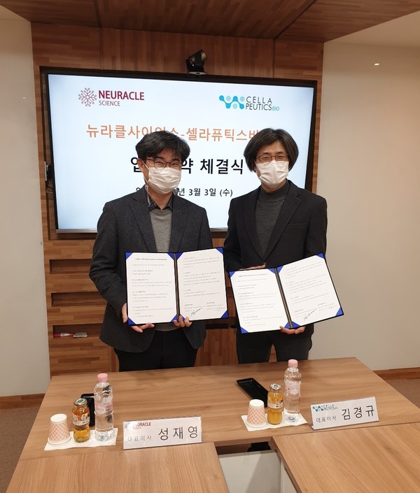 성재영 (왼쪽) 뉴라클사이언스 대표와 김경규 셀라퓨틱스바이오 대표가 협약 체결 후 기념촬영을 했다. (사진제공=뉴라클사이언스)