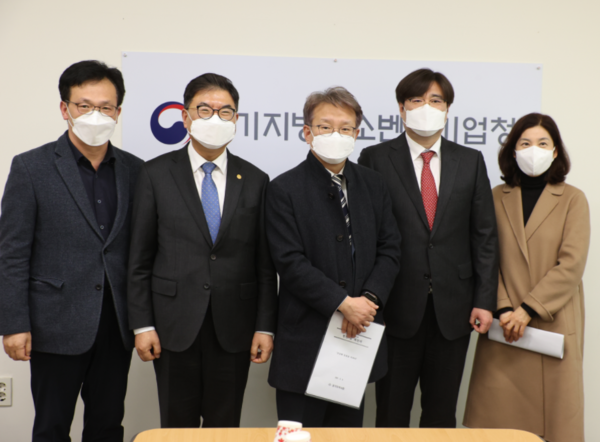 박영달 경기도약사회장(왼쪽 두번째)은 지난 3일 경기지방중소벤처기업청 회의실에서 권칠승 중소벤처기업부 장관(왼쪽 세번째)과 면담을 가졌다. (사진제공=경기도약사회)