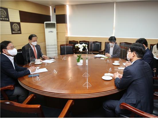 김영학 삼아제약 사장은 지난 5일 대한약사회를 찾아 리도멕스 전문약 전환 과정에서 후속처리가 미흡해 발생한 문제에 대해 사과했다. (사진제공=대한약사회) 