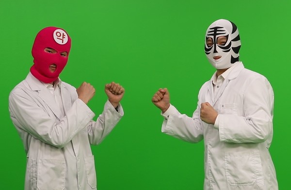 마미약손(왼쪽)과 호랭이약사가 유튜브 채널에 올릴 견본사진 촬영을 위해 포즈를 취한 모습.