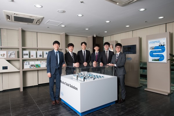 영마이스터들이 회사에서 사진을 찍은 모습이야. 