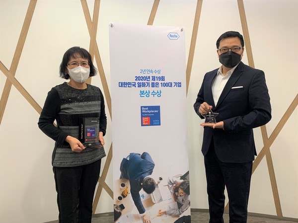 이지숙 본부장님(왼쪽)과 조니 제 대표님께서 본상 수상 기념한 사진.