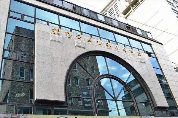 의료기관 직영도매는 한국의약품유통협회는 물론 의약품유통업계의 공통 과제지만, 30년동안 규제를 뚫고 되살아 나고 있다.