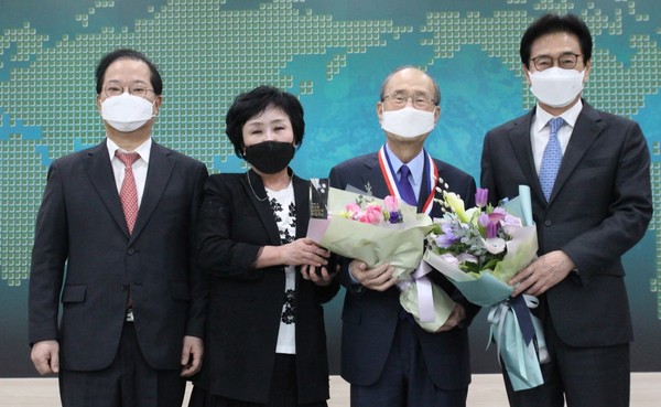 16일 서울 서초구 제약회관에서 열린 제2회 대한민국 약업대상 시상식에서 김대업 대한약사회 회장, 조선혜 한국의약품유통협회 회장, 김승호 보령제약 회장(왼쪽에서 세번째), 원희목 한국제약바이오협회 회장이 기념 촬영을 하고 있다.