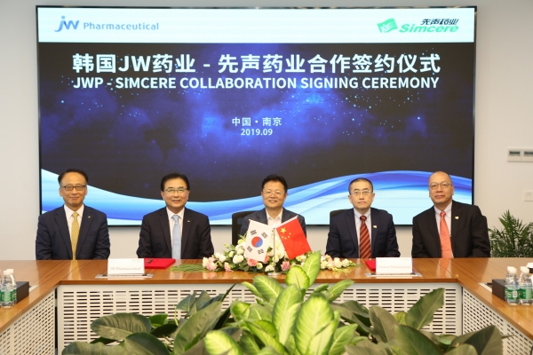지난 2019년 JW중외제약과 중국 심시어 사의 기술수출 계약 체결 당시 기념촬영.