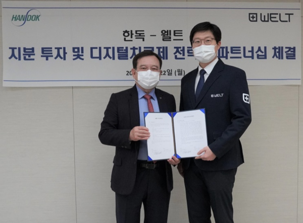 김영진 한독 회장(왼쪽)이 강성지 웰트 대표와 디지털 치료제 공동개발을 위한 전략적 파트너십을 체결했다. (사진제공=한독)