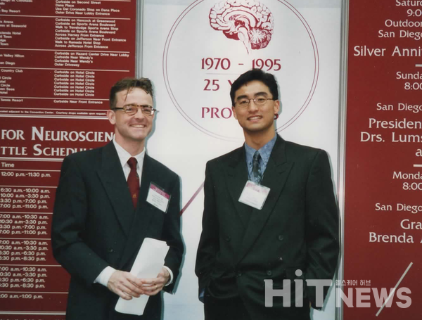 맥길대 대학원 당시 뇌신경학회에 참가해 발표했다. (1995년) 왼쪽은 연구소 동료였던 Dr. Olaf Stuve.