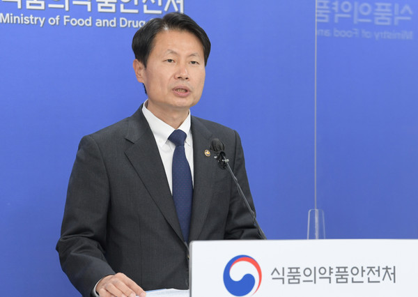 김강립 식약처장이 코비드-19백신 얀센주 품목허가에 대해 설명하고 있다. 사진제공=식약처