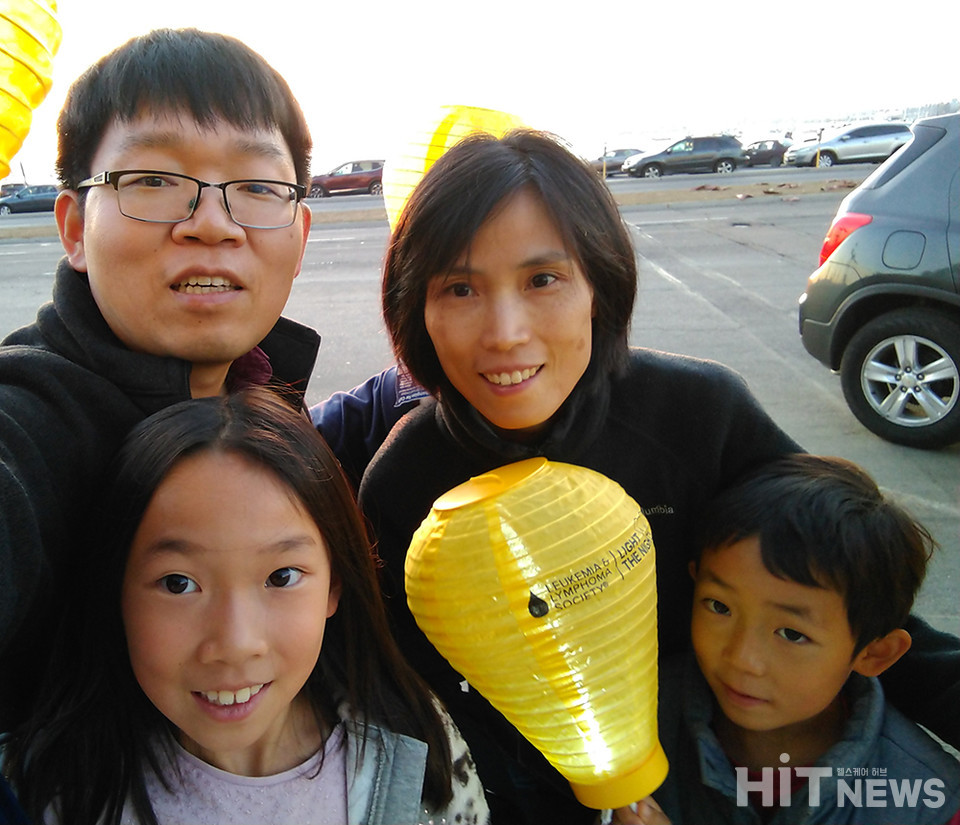 혈액암 환자들을 위한 Light the Night 이벤트(샌디에이고)에 가족들과 함께 참가한 이승규 박사. 노란 랜턴은 혈액암으로 돌아가신 이를 추억하는 사람들이 들고, 빨간 랜턴은 후원자들, 하얀 랜턴은 혈액암 생존자들이 들고 행진한다.