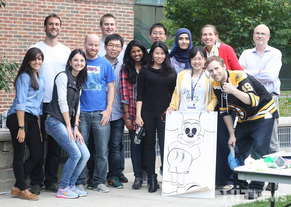 Boston Children’s Hospital에서 F.M. Kirby Neurobiology Center 체육대회에 참석한 Clifford Woolf 랩 동료들.