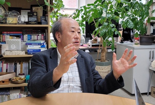 "RA를 단기간에 교육한다는 것은 어떤 면에서 보면 비정상적인 상황일 수 있습니다. 그렇지만 약사 면허를 취득하기를 바라는 사람과 약학 지식 제약산업에서 활용하길 바라는 사람에는 분명 차이가 있다는 점을 학계 전체가 신중하게 고민해야 봐야 하는 시기입니다"