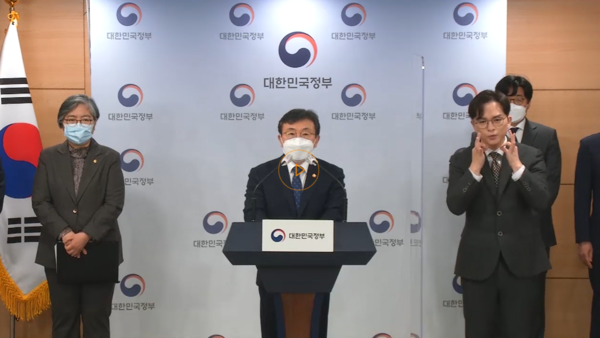 범정부 백신도입 TF(팀장 권덕철 보건복지부 장관)는 오늘 화이자의 코로나 백신 4000만 회분(2000만 명분) 추가 구매 계약이 체결됐다고 밝혔다.