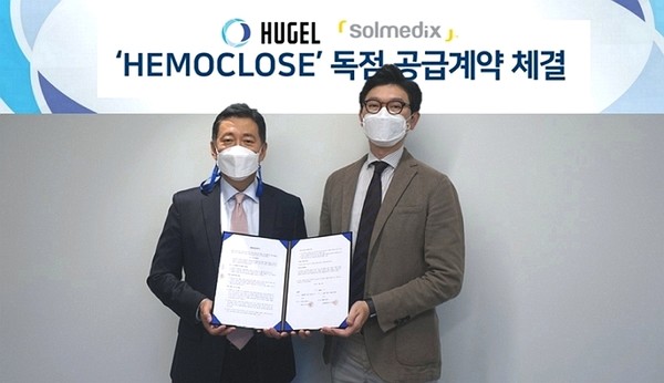 휴젤과 솔메딕스가 'HEMOCLOSE' 독점 공급계약을 체결했다. 손지훈 휴젤 대표집행임원(왼쪽)과 양인철 솔메딕스 대표가 기념사진을 촬영했다. (사진제공=휴젤)