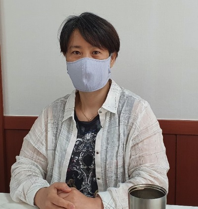 뇌병변 환우들을 위해 만든 마스크를 착용하고 있는 이정욱 한국중증중복뇌병변 장애인 부모회 회장