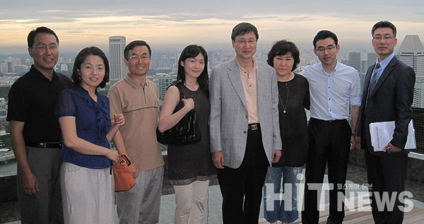 보건산업진흥원 싱가포르 지사장 당시 방문한 복지부 대표단과 함께.