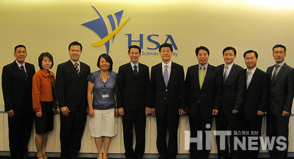 보건산업진흥원 싱가포르 지사장 당시 방문한 식약처 대표단과 함께.