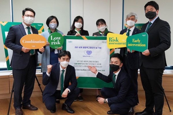 한독 임직원들은 '세계 폐고혈압의 날'을 기념하는 사내 캠페인을 통해, 폐동맥고혈압 환자의 저위험 상태(Low risk) 달성을 위한 적극적 치료를 응원하는 메시지를 전했다. (사진제공=한독)