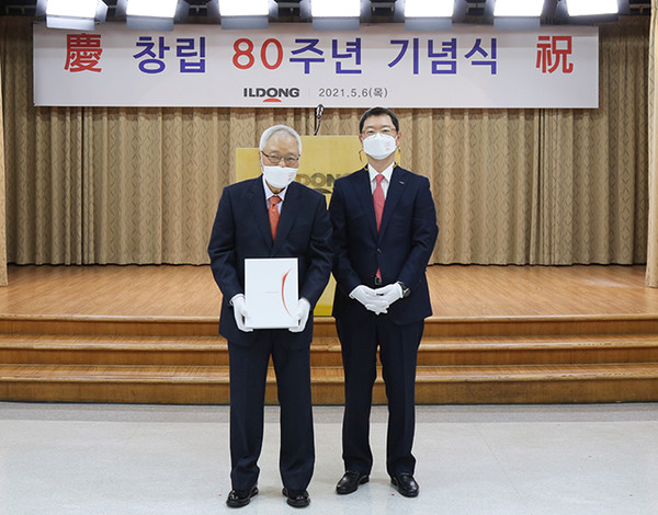 윤원영 일동홀딩스 회장(왼쪽)과 윤웅섭 일동제약 사장이 '일동제약그룹 80년사'를 들고 기념 촬영을 하고 있다. (사진제공=일동제약)