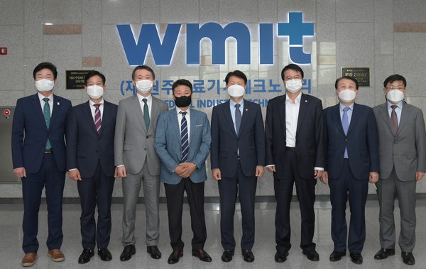 김강립 식품의약품안전처장은 지난 7일 원주 의료기기 테크노밸리를 찾아 국내 의료기기 산업 경쟁력을 확보하고 업계에 대한 규제지원 방안을 모색하기 위한 간담회를 진행했다. (사진제공=식약처)