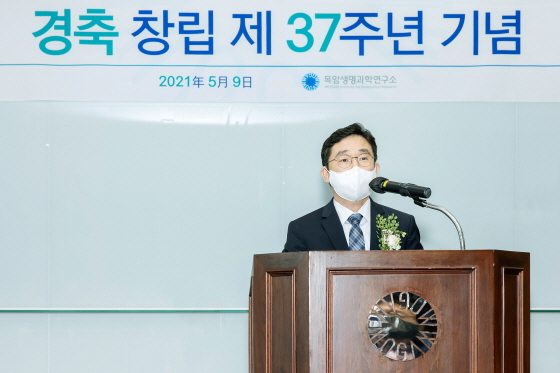 정재욱 목암생명과학연구소장이 7일 경기도 용인 연구소 강당에서 열린 창립 37주년 기념식에서 창립기념사를 하고 있다. (사진제공=목암생명과학연구소)