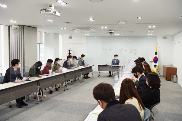 재단은 백신 임상시험 과정에서 참여자가 겪을 수 있는 모든 불편과 불안요인을 점검해 획기적 개선대책을 강구하고, ‘환자 중심의 임상시험’ 지원체계를 마련하기 위해 임상약리인증의(M.D.), 약학박사, 임상간호사 등 내부 전문인력 16명이 참여하는 ‘백신임상시험참여자모집TFT’를 구성하고 지난 10일 1차 회의를 개최했다.