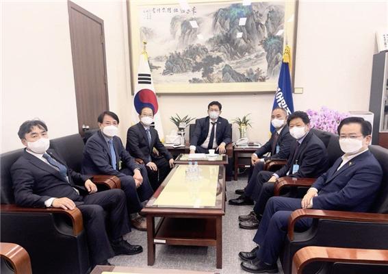 김대업 대한약사회장이 12일 송영길 더불어민주당 당대표를 만나 약사 현안 협조를 요청했다.